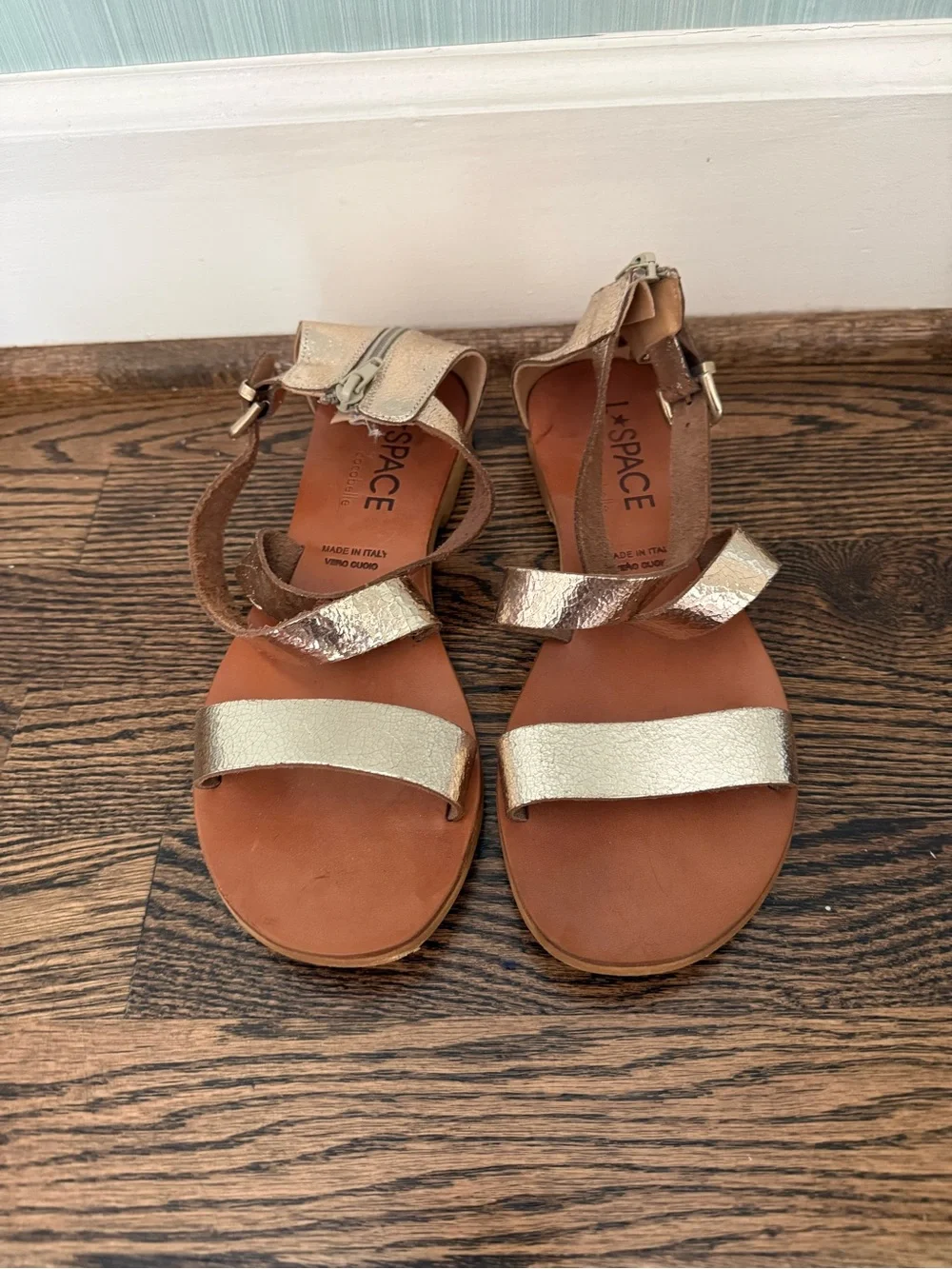 l*space Gold Metallic Leather T-Strap Sandals